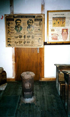 Salle de classe de l'&eacute;cole de Norgeat - Journ&eacute;es du Patrimoine - Septembre 1999 - GL